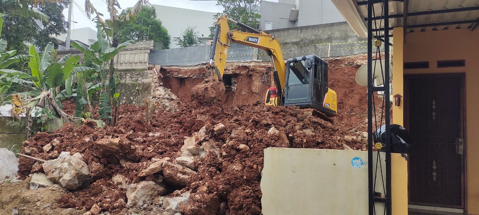 Akibat Curah Hujan Tinggi Turap Setinggi 10 Meter Roboh Timpa Rumah Warga Harmonia