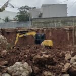 Akibat Curah Hujan Tinggi Turap Setinggi 10 Meter Roboh Timpa Rumah Warga Harmonia