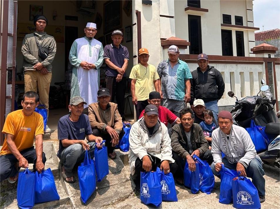 Wujud Kepedulian Jelang Idul Fitri, Pondok Sehat Malomo Pimpinan Ustad Aris Alwi Gelar Kegiatan Sosial Pembagian Bingkisan