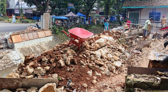 Pembangunan Jembatan Permanen di Atas DAS Cijaletreng Kelurahan Ciater Jadi Sorotan, Ini Penyebabnya